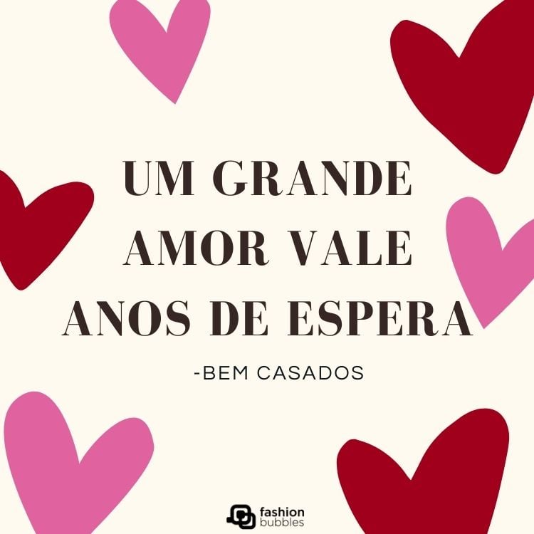 Cartão virtual de fundo rosa com corações em rosa e vermelho, além de frase  "Um grande amor vale anos de espera." - Bem Casados