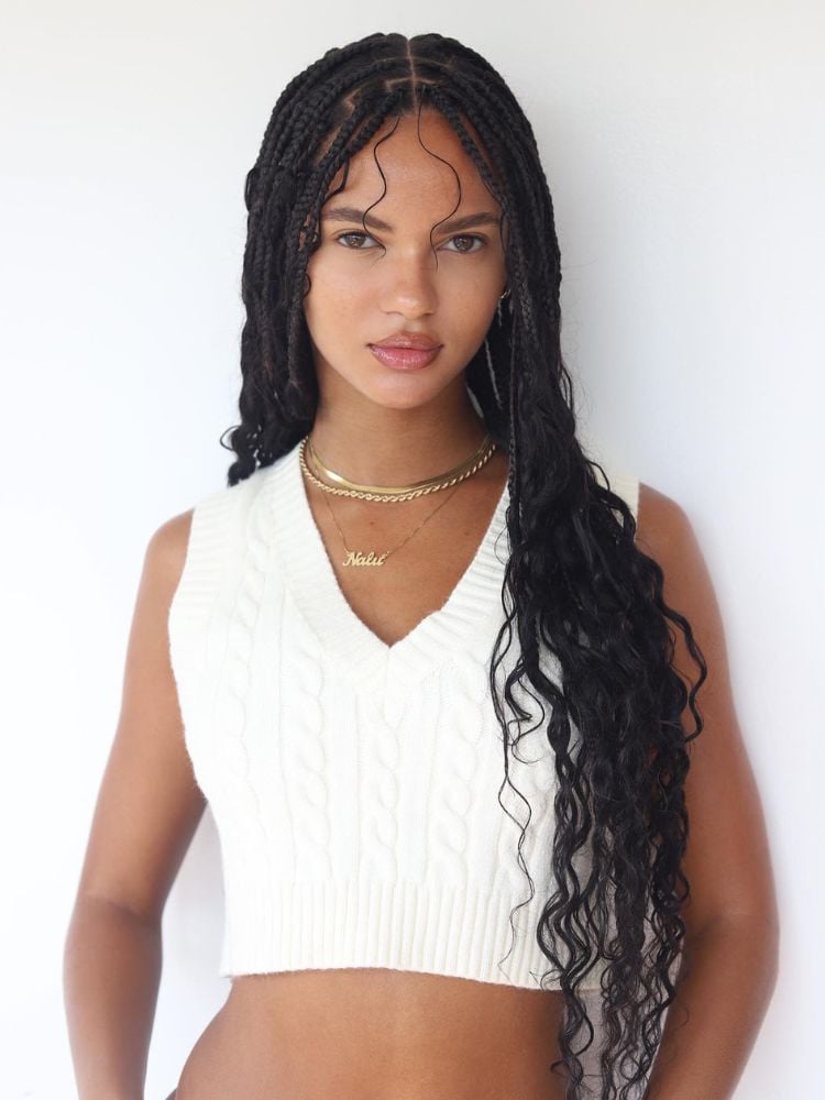 Juliana Nalu usando com gypsy braids e cropped branco