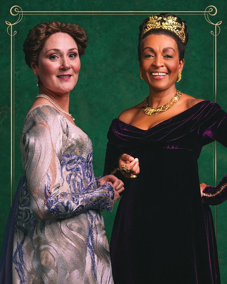 Atrizes Ruth Gemmell e Adjoa Andoh como Violet Bridgerton e Lady Danbury na 3ª temporada da série Bridgerton