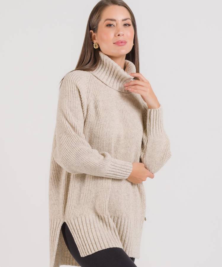 Mulher com casaco de tricot cru