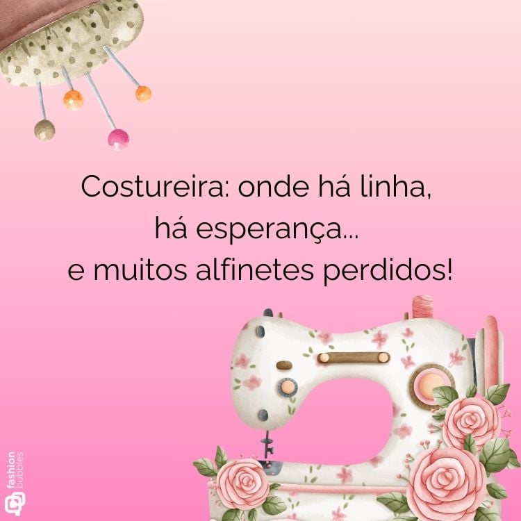 Mensagem de Dia da Costureira escrita em fundo rosa com desenho de máquina de costurar florida e almofadinha de alfinetes