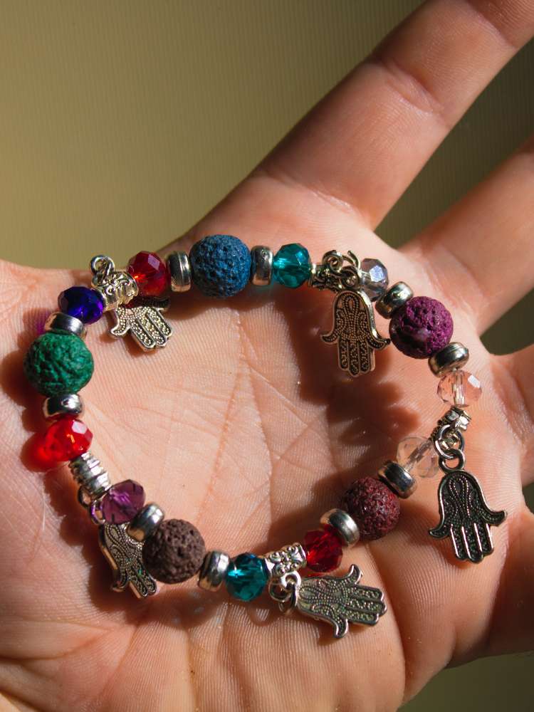 Imagem mostra pulseira de Hamsa para moda e espiritualidade