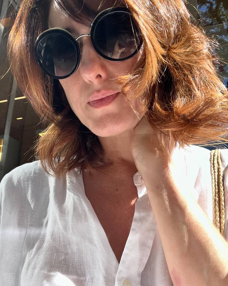 Chef Paola Carosella de óculos de sol usando roupa branca