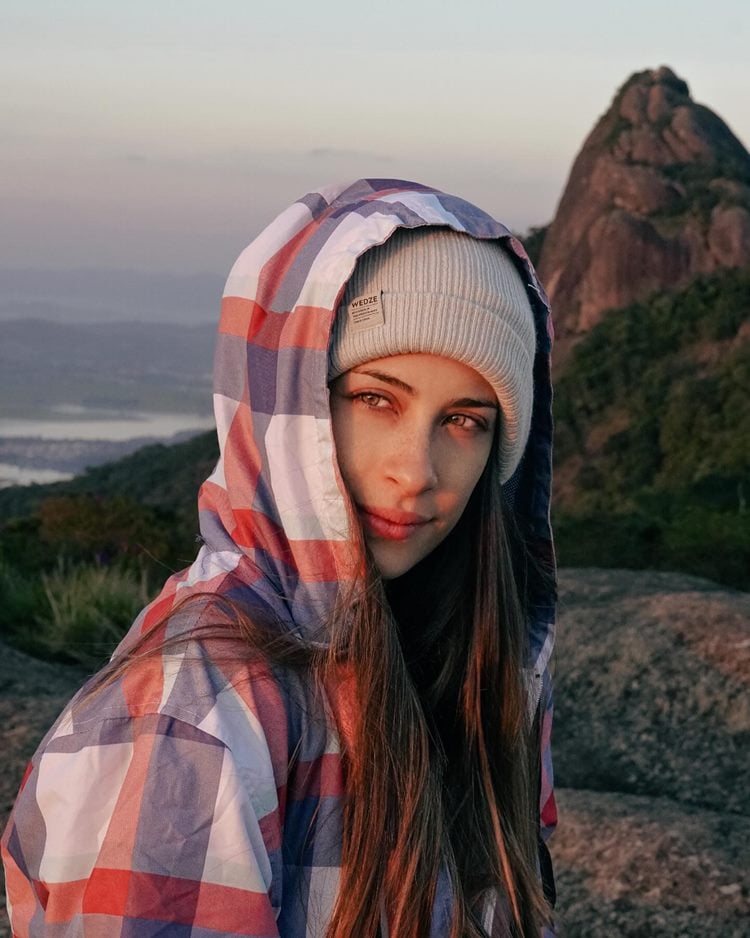Mulher com look de frio para trilha no Pico do Lopo, em Extrema, MG