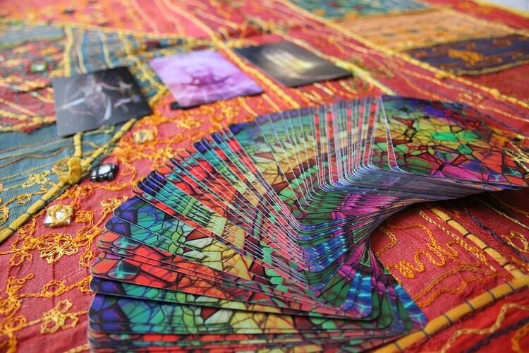 mesa de baralho cigano com cartas espalhadas