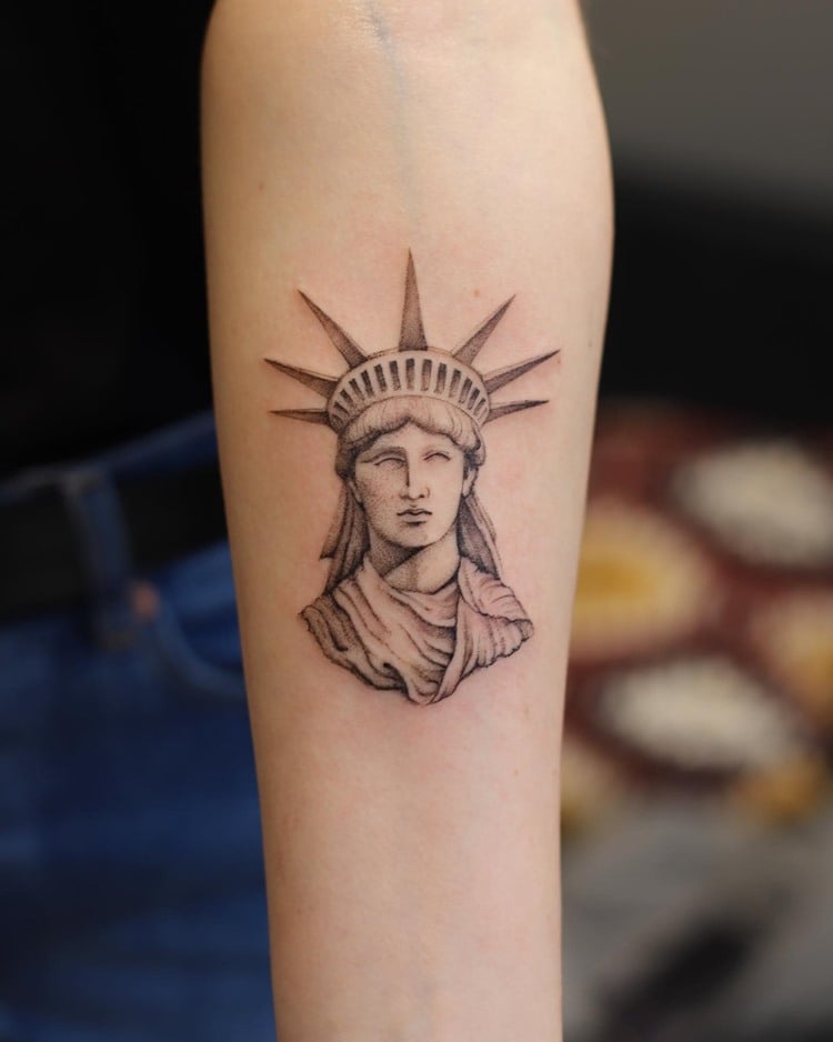Tatuagem de estátua da liberdade em braço