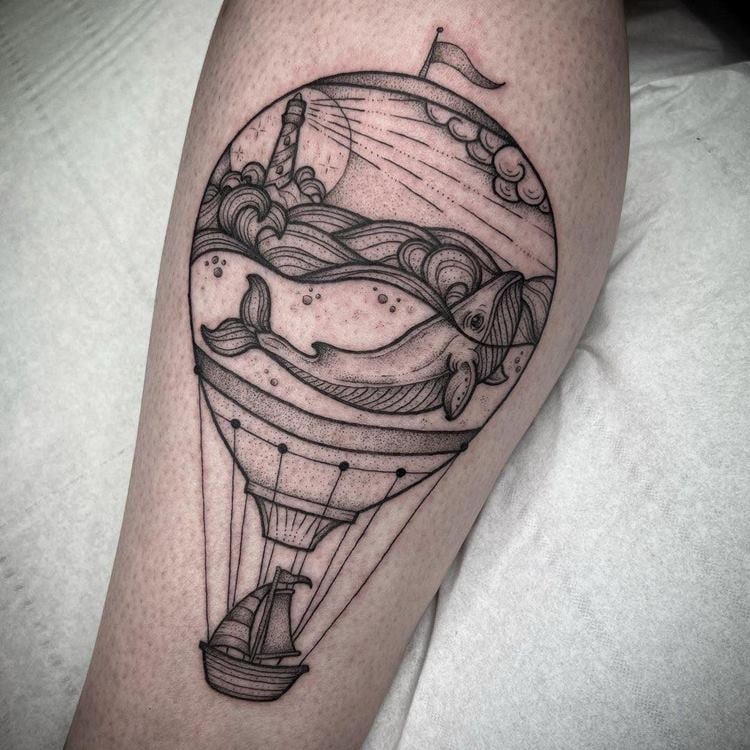 Tatuagem de viagem de balão de ar quente com desenho de baleia e barco