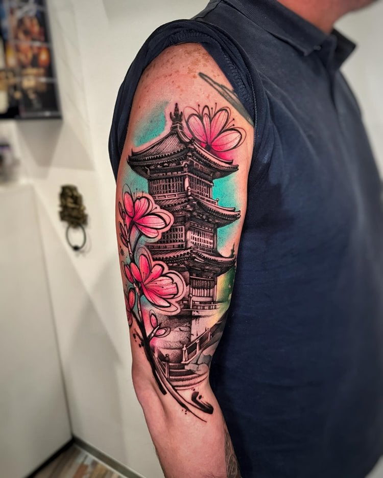Tatuagem de viagem inspirada em templo asiático com flores de Sakura em braço de homem