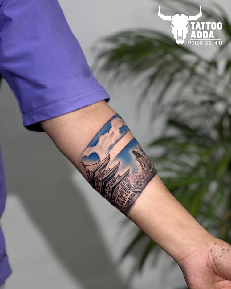 Tatuagem de viagem inspirada em templo asiático com céu azul em braço de homem