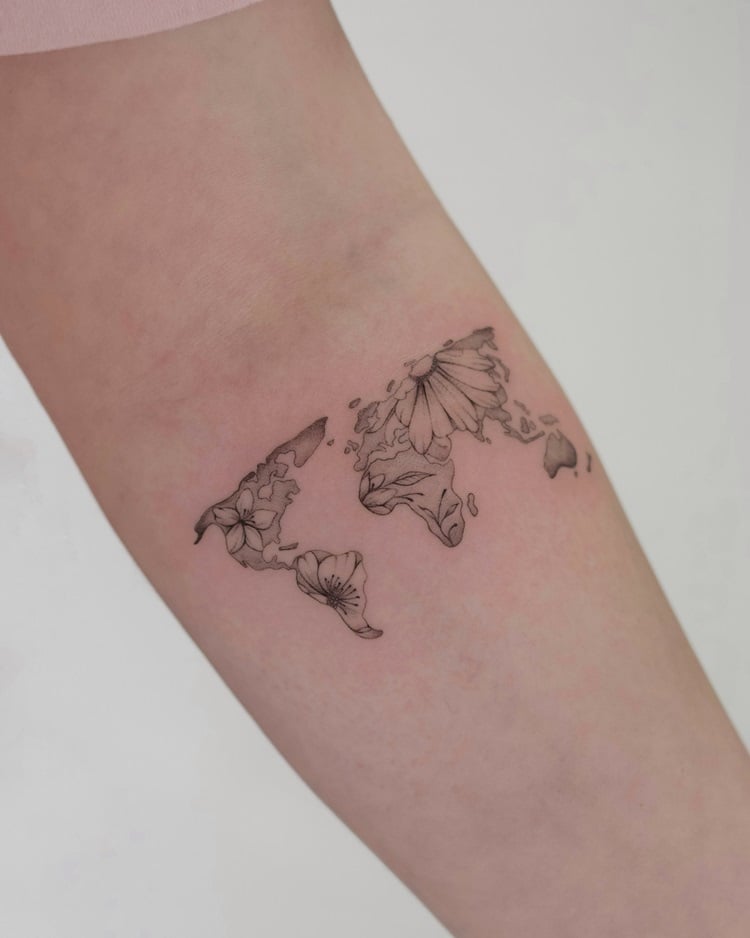Tatuagem de mapa-múndi florescido em braço