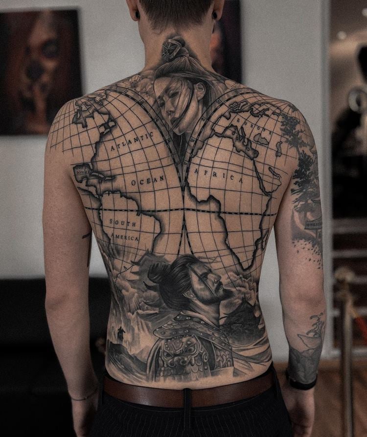 tatuagem preta de viagem masculina: globo nas costas de um homem, com outras tatuagens de guerreiros e fuerreiras