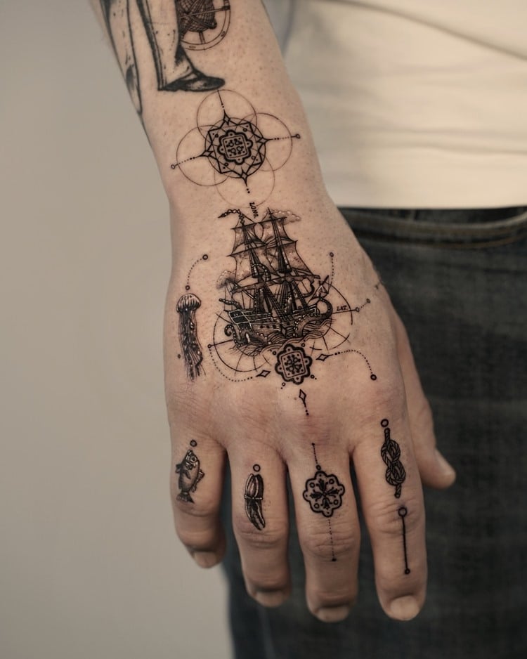 tatuagem de viagem masculina: navio pirata, peixe, nó etc
