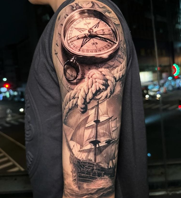 Tatuagem preta de navio, corda com nó e bússola 