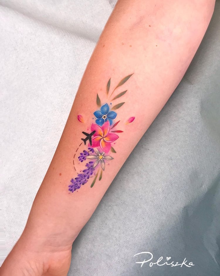 Tatuagem de viagem no braço de avião voando em meio às flores