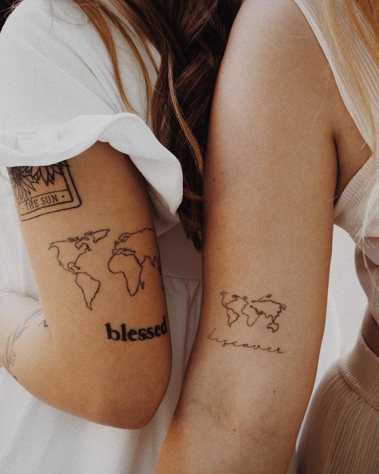 Tatuagem de mapa-múndi em braço de duas mulheres