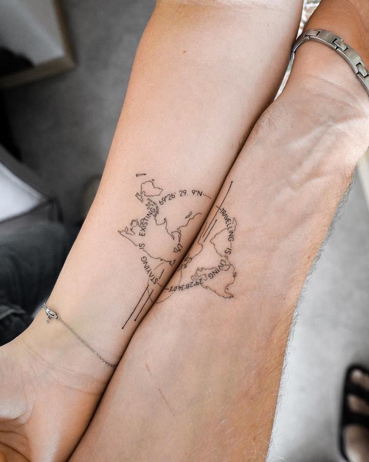 Tatuagem de viagem no braço de duas pessoas de mapa com coordenadas