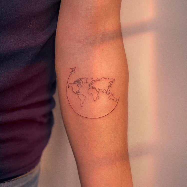 Tatuagem de viagem de mapa-múndi com avião voando ao redor