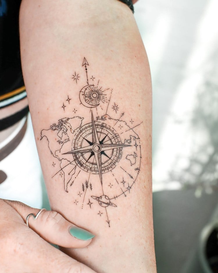 Tatuagem traços finos de bússola, mapa, lua, Júpiter