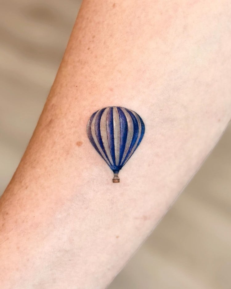 Tatuagem de viagem inspirada em balão de ar quente