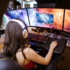 Foto de mulher em frente a computador, enfrentando os desafios ao projetar um jogo online