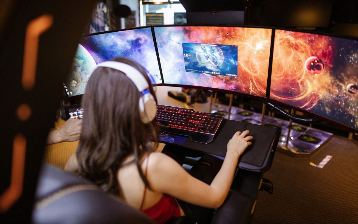 Foto de mulher em frente a computador, enfrentando os desafios ao projetar um jogo online