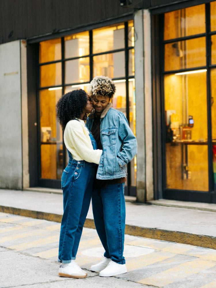 Foto de casal de namoradas se beijando em campanha de Dia dos Namorados da Youcom