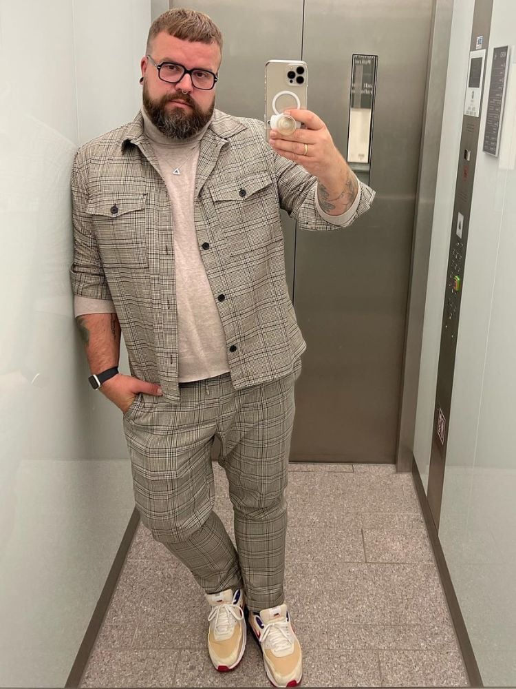 Homem usando conjunto de camisa e calça cinza xadrez