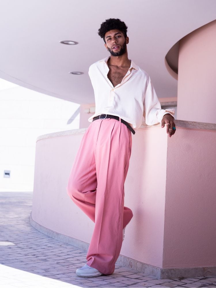 Homem usando camisa branca soltinha e calça rosa