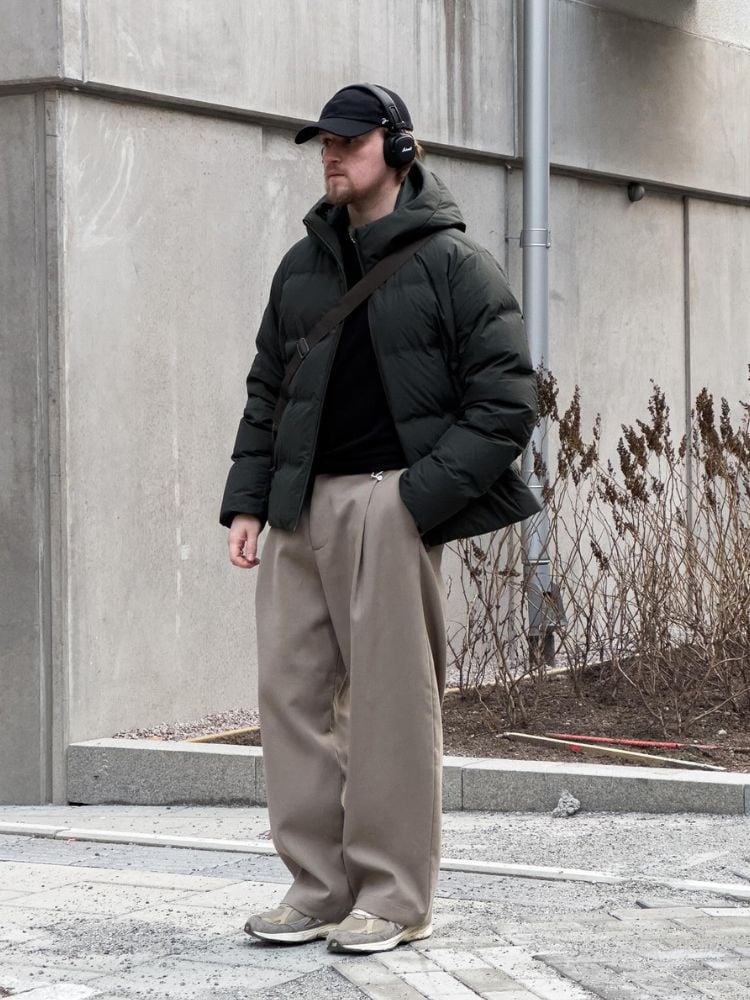 Foto de homem usando jaqueta puffer preta e calça cáqui