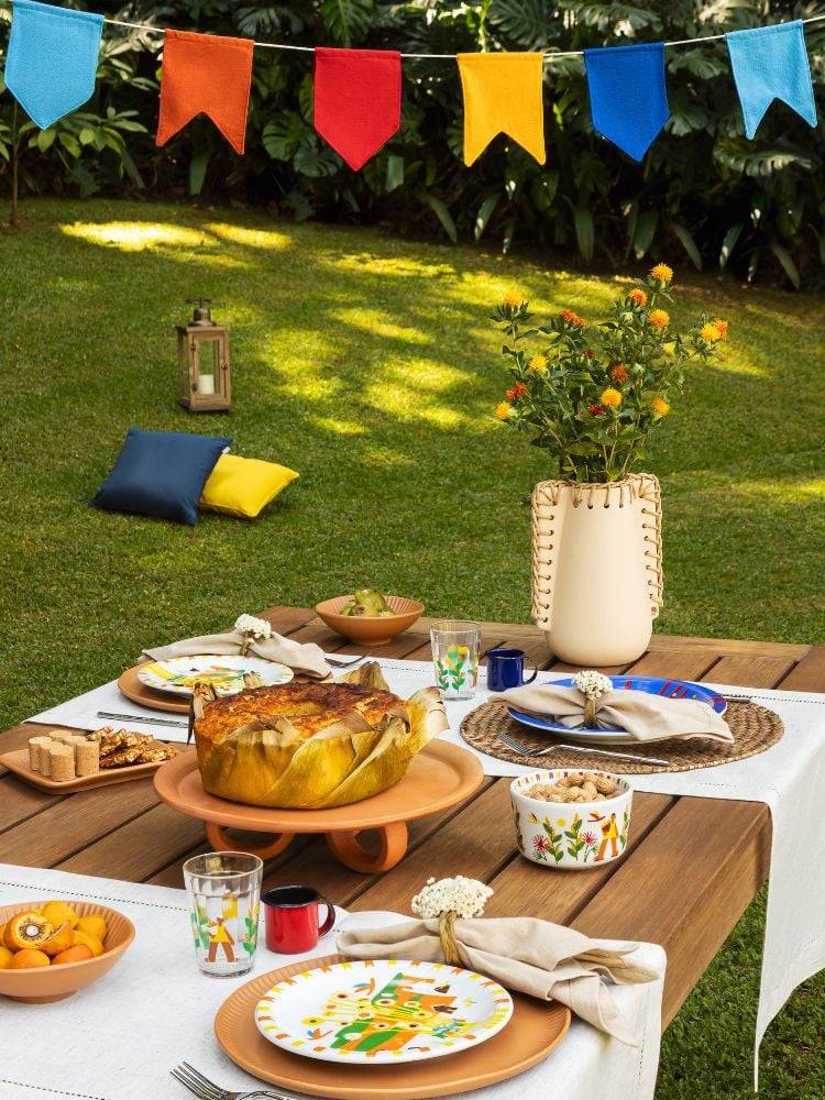 Foto de mesa posta de festa junina com peças da Tok&Stok