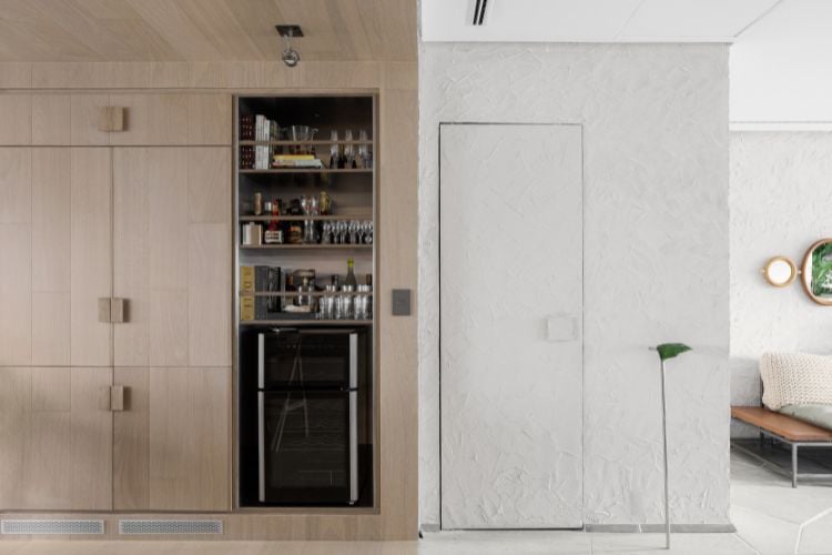 Foto de cozinha com armários de madeira do apartamento decorado com parede de escalada