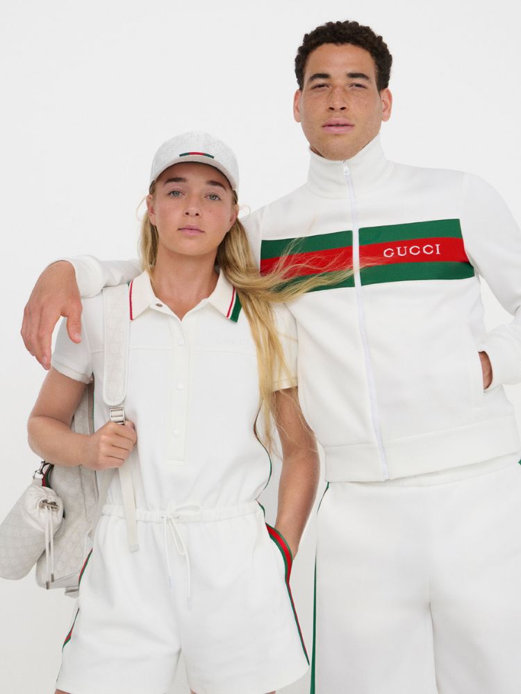 Homem e mulher usando look da coleção Gucci Tennis