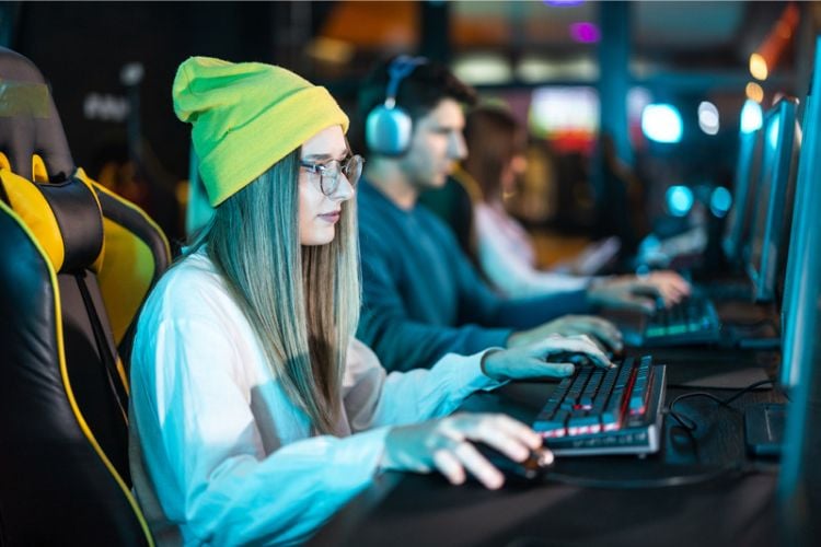 Foto de gamers jogando jogos online