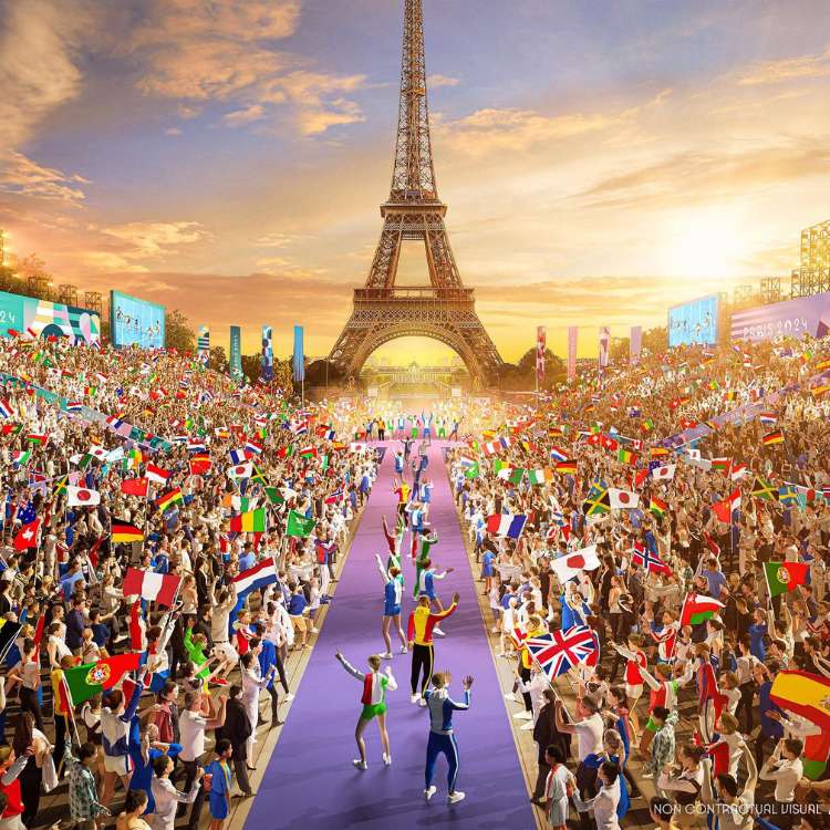 Montagem da Torre Eiffel ao fundo com milhares de pessoas vendo desfile de atletas