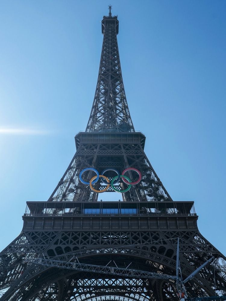 Foto de Torre Eiffel vista de baixo com o símbolo das Olimpíadas