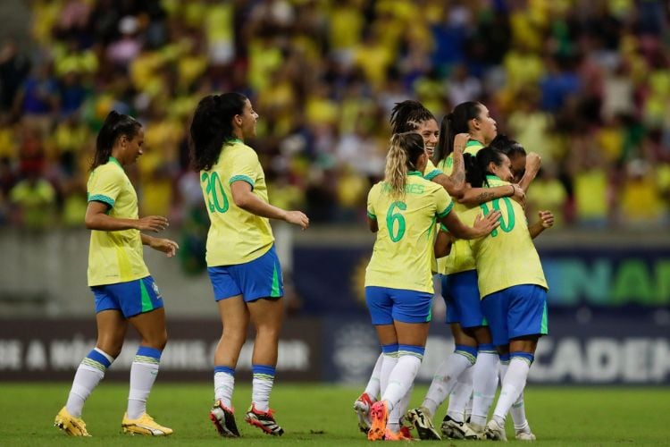 Atletas da Seleção Brasileira Feminina de Futebol comemorando em campo