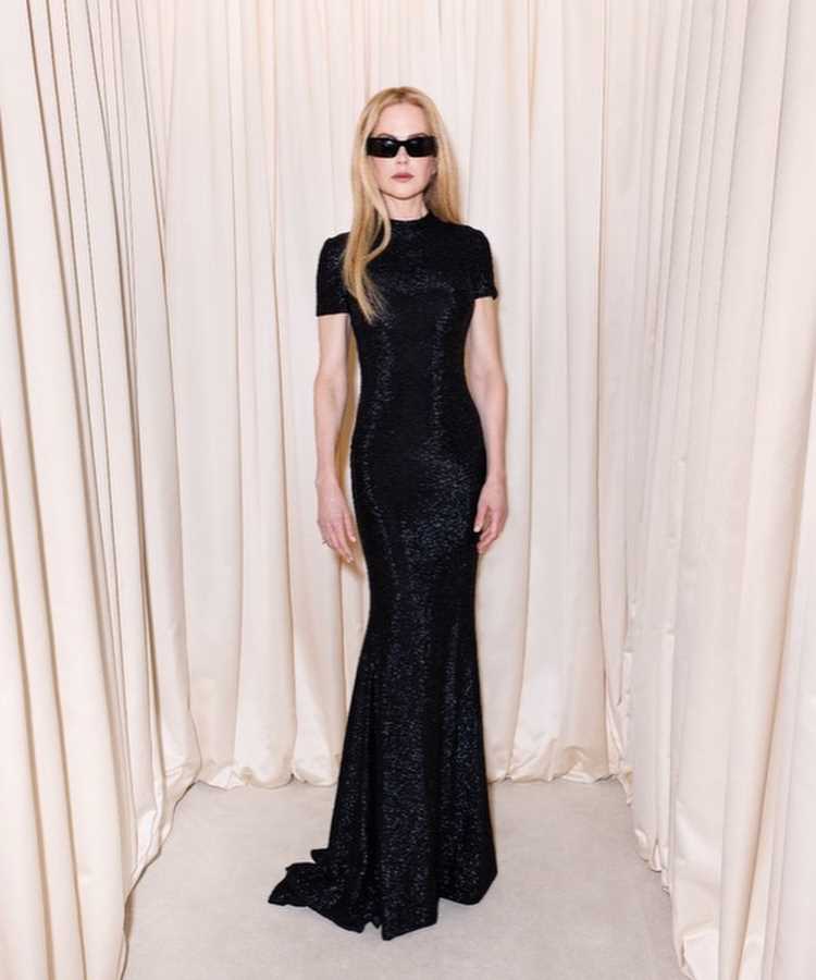 Nicole Kidman usando Vestido preto, longo e justo, com lantejoulas. Mangas curtas e silhueta ajustada. Elegante e sofisticado para eventos noturnos  na Semana de Alta Costura de Paris inverno 2024