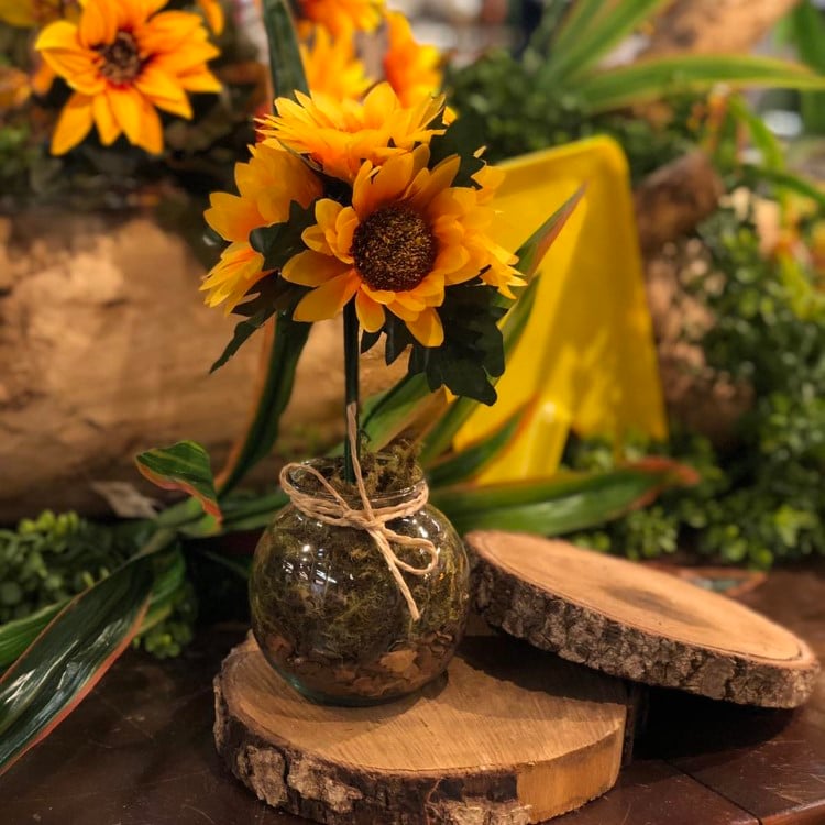 Centro de mesa com flores de girassol