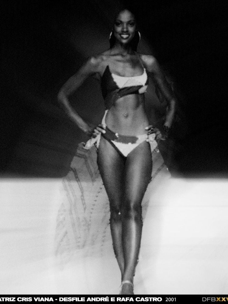 Cris Viana desfilando de body geométrico, em foto preta e branca