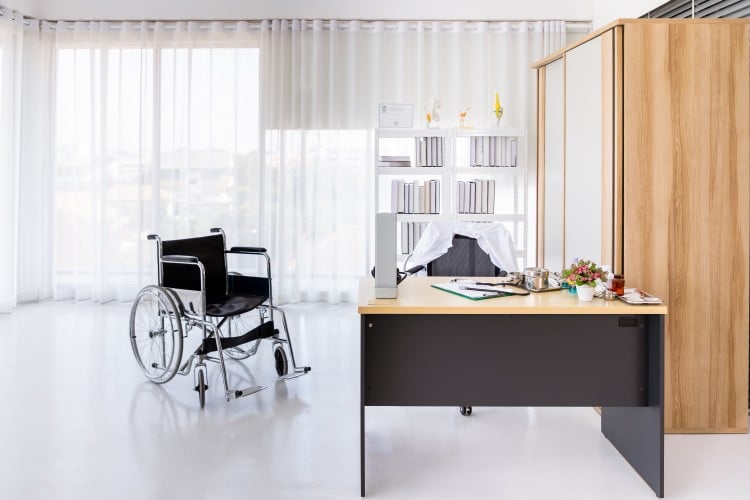 Escritório médico com espaço suficiente para uma cadeira de rodas circular