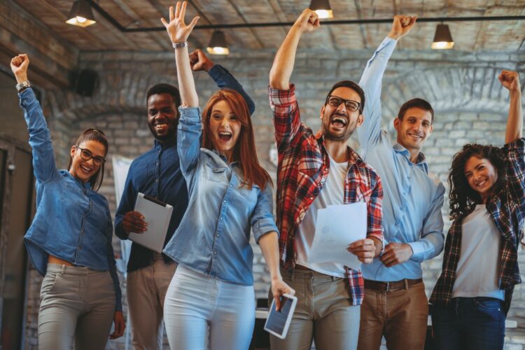 Felicidade no trabalho: 4 estratégias para promover motivação no ambiente profissional