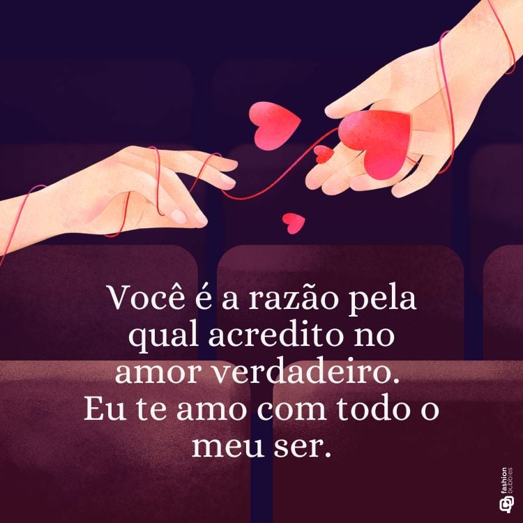 Frase de amor escrita em desenho digital de mãos com fio vermelho em fundo de cadeiras de cinema