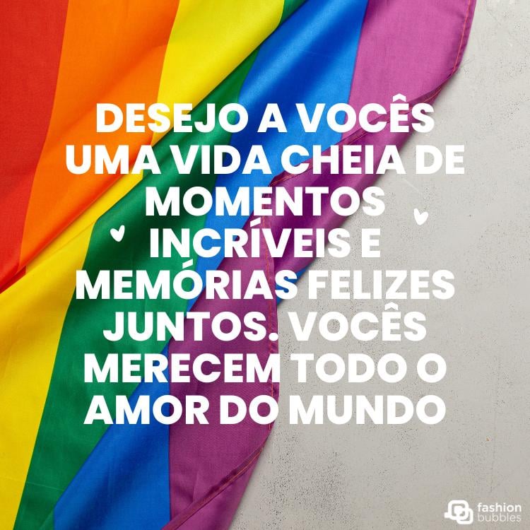 Foto de bandeira LGBT voando e frase "Desejo a vocês uma vida cheia de momentos incríveis e memórias felizes juntos. Vocês merecem todo o amor do mundo."