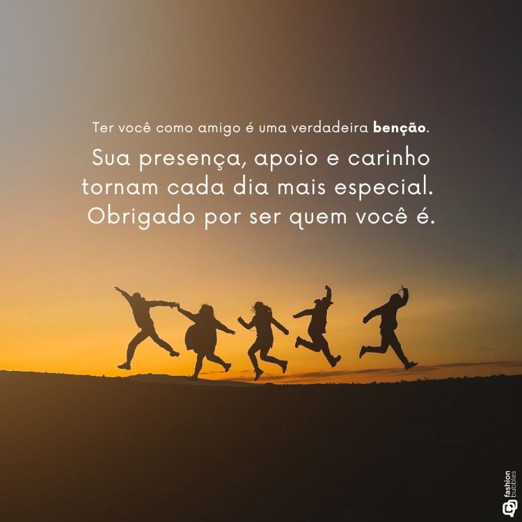 Frase sobre Dia do Amigo escrita em fundo  de 5 pessoas pulando com fundo de por do sol