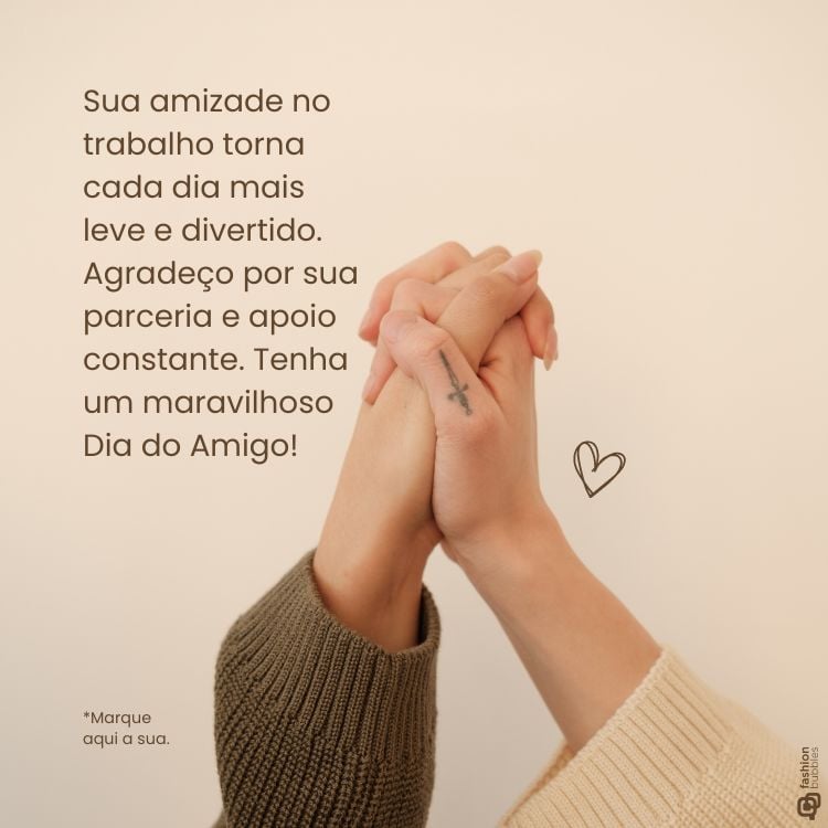 Frase sobre Dia do Amigo escrita em fundo  de duas mãos unidas