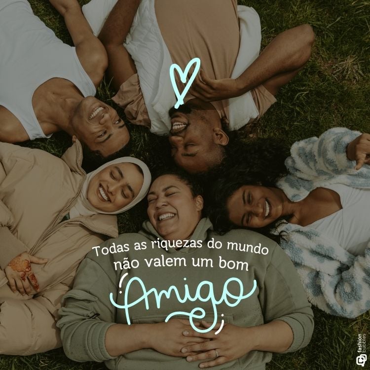 Frase sobre Dia do Amigo escrita em fundo  de foto de 5 amigos deitados no chão