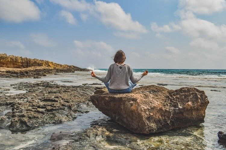 mulher se conectando com a espiritualidade e meditando 