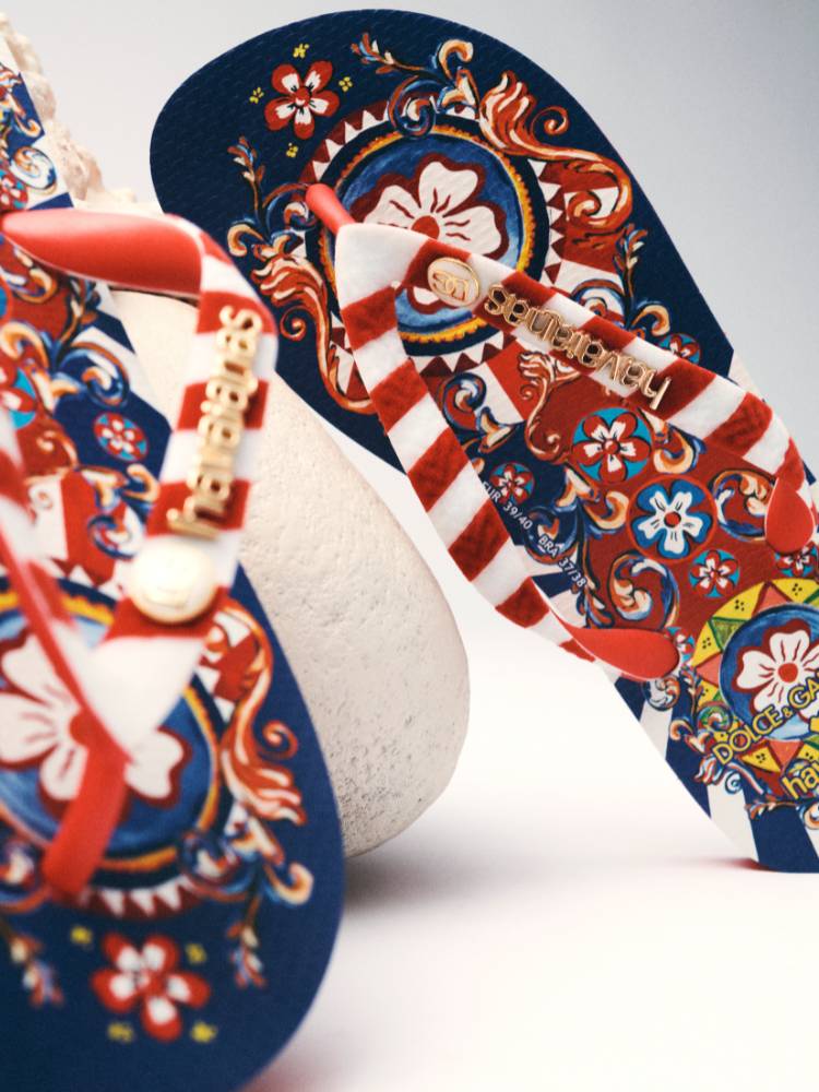 Foto de perto de Havaianas em collab com a Dolce&Gabanna, em azul, branco, vermelho e flores