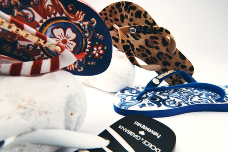 Foto das novas Havaianas com a Dolce&Gabbana, com estampa de onça, zebra, outra vermelha, azul e com flores e outra em azul e branco