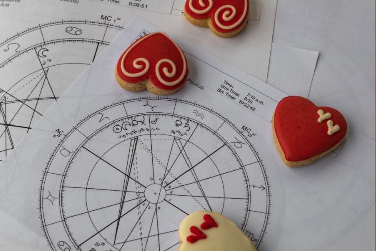 Foto de mapa astral com biscoitos de coração em volta, simbolizando previsões dos signos de 10 a 16 de junho, Dia dos Namorados